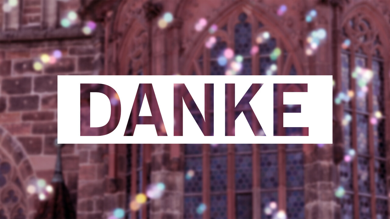 Verschwommenes Bild einer Kirche und Seifenblasen, davor der Schriftzug "Danke"
