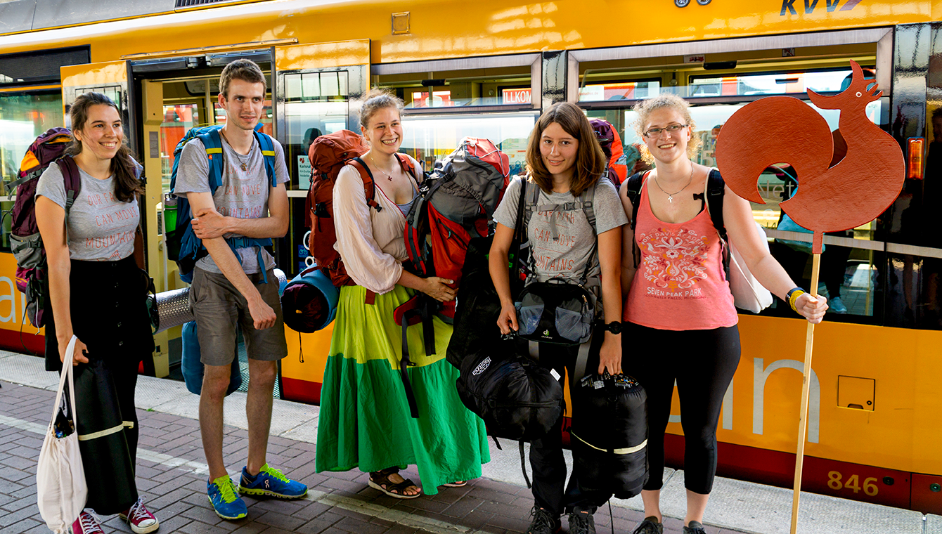 Ankunft der ESG Karlsruhe (Foto: Kirchentag/ R.Hornung) 5 Studierende bei der Ankunft vor der Straßenbahn