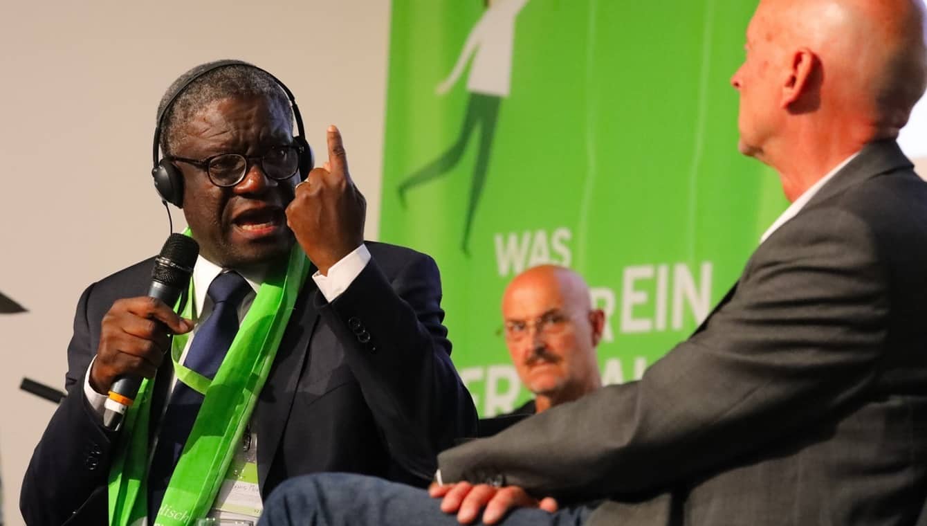 Dr Denis Mukwege beim Kirchentag in Dortmund Dr. Denis Mukwege, Arzt und Friedensnobelpreisträger, Bukavu/Demokratische Republik Kongo spricht energisch mit erhobenen Zeigefinger beim Kirchentag in Dortmund 2019